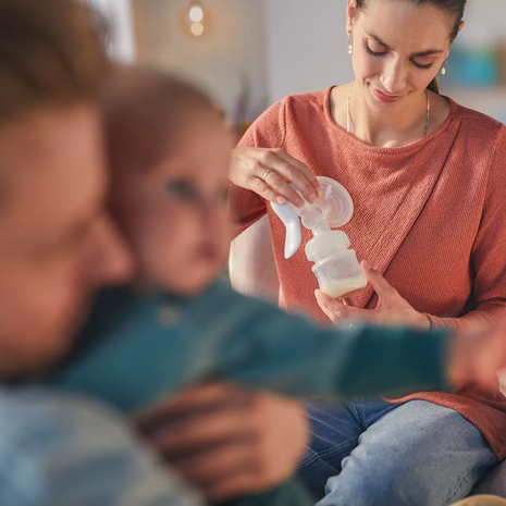 Manual Breast Pump with Natural Motion Tech – Soft Silicone – Adjustable Suction – 125 mL Bottle Pink